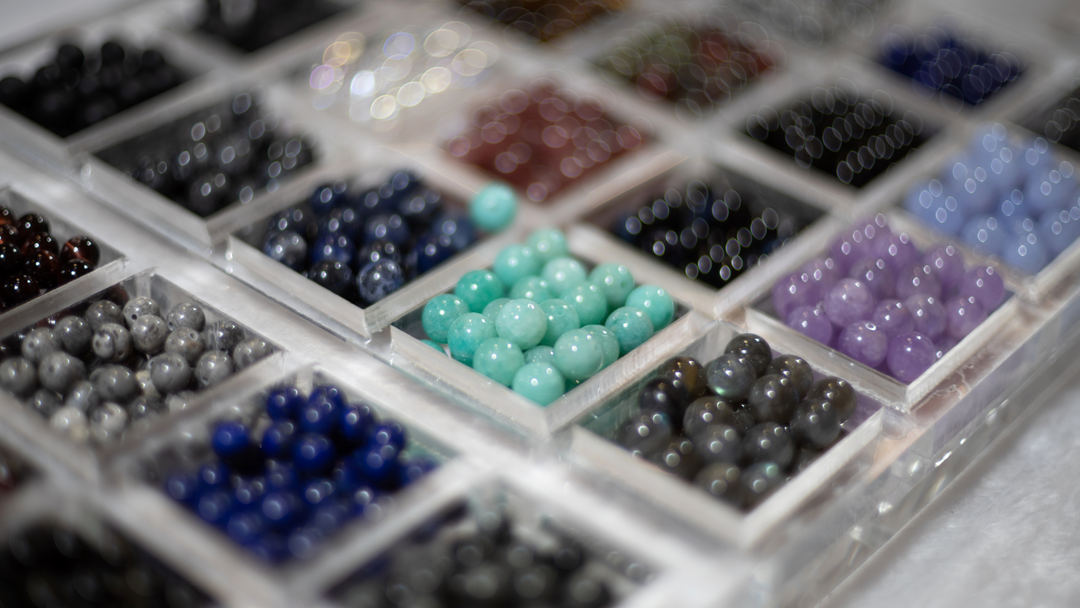 Naturedelstein-Armbänder Onyx-Armband Howlith-Armband Lavastein-Armband Fossil Coral-Armband Bedeutung von Naturedelstein-Schmuck Spiritueller Schmuck Persönlichkeitsschmuck Heilsteine im Armband Naturverbundenheit in Schmuck Handgefertigte Armbänder