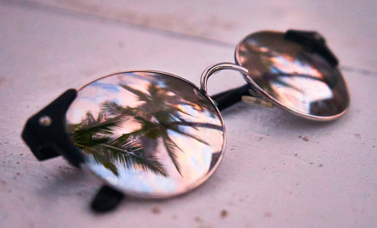 Unisex Sonnenbrille mit Palmen in den Gläsern gespiegelt