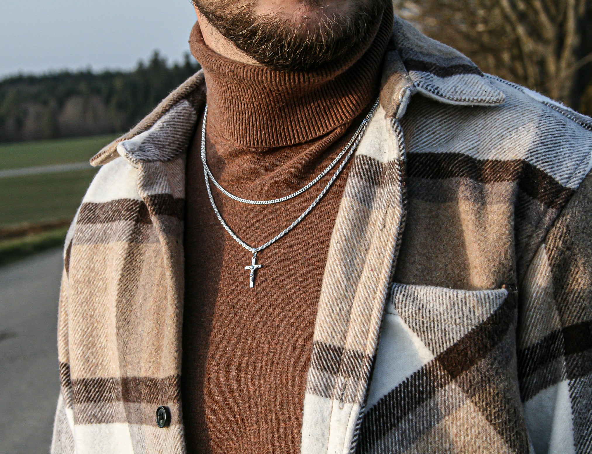 Herren Model trägt eine 925 Silber Halskette mit Kruzifix Kreuzanhänger von Deinschmuck by TL