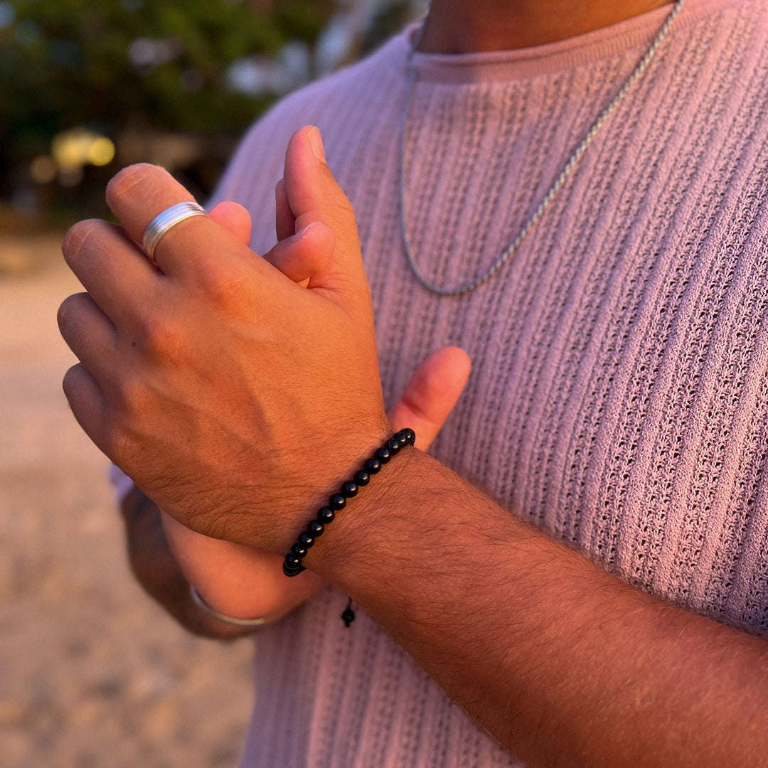 Maennliches_Model_traegt_Schwarzes_Perlenarmband_aus_6mm_glaenzenden_Onyx_Edelstein_Perlen_mit_Makramee_Verschluss_von_DeinSchmuck_by_TL_2