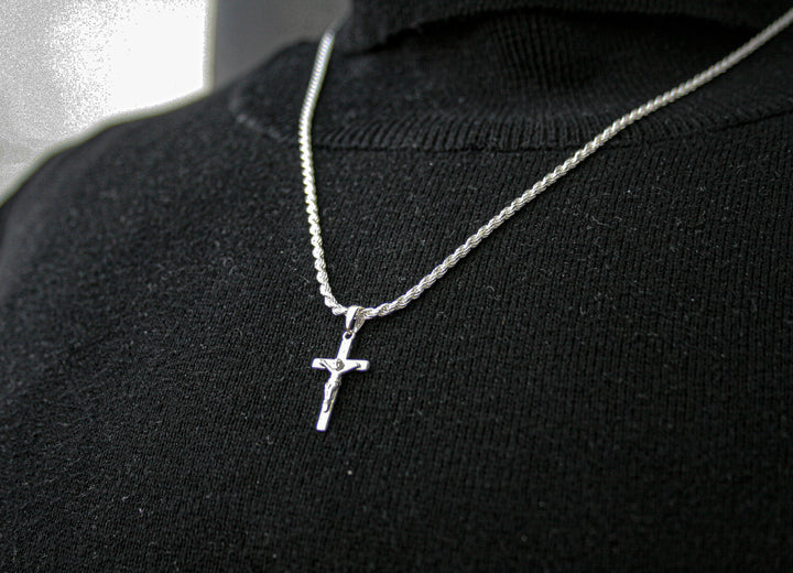 Model trägt Kreuz Halskette "Jesus" klein von Deinschmuck by TL 