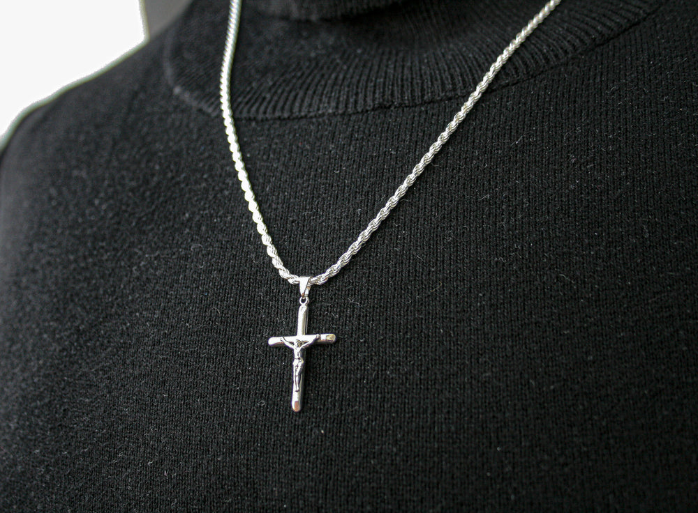 Model trägt Kreuz Halskette "Jesus" Groß von Deinschmuck by TL 