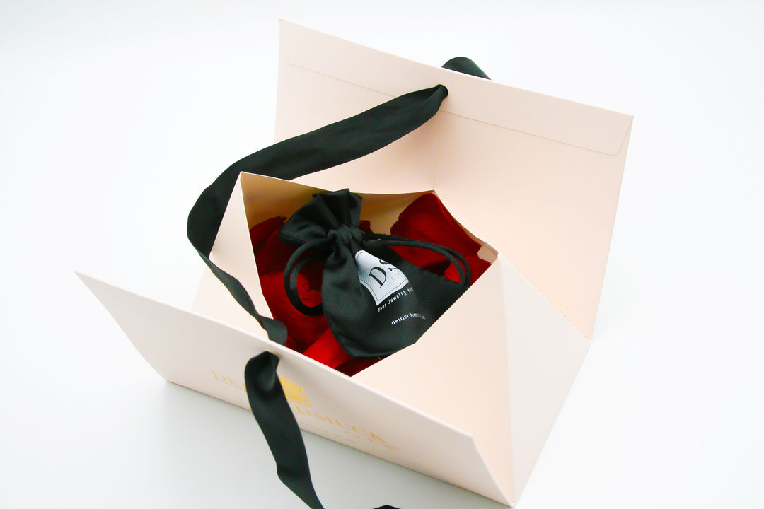 Geschenkverpackung-mit-echten-Rosenblättern-und-einem-Satinbeutel-von-Deinschmuck-by-TL-in-der-farbe-Rosa